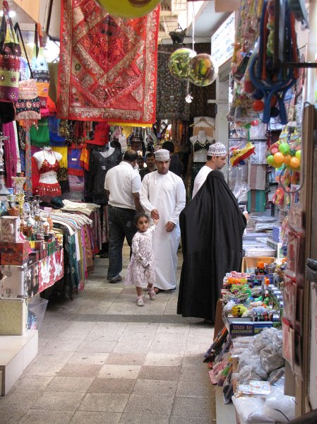 020211_muscat souq.JPG - Allemaal kleine winkeltjes in de souq.